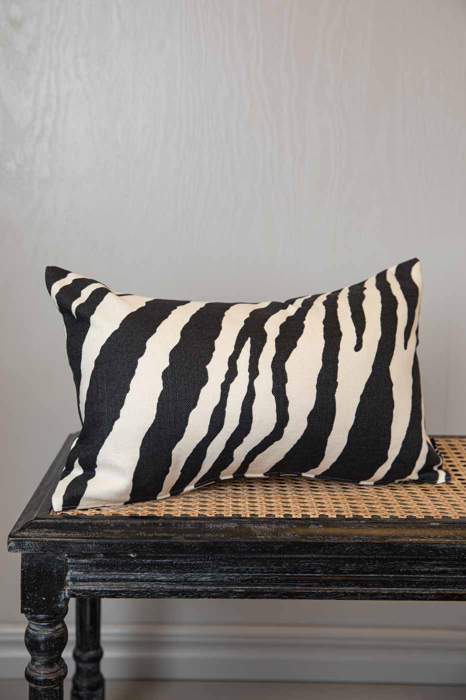 Kuddfodral Zebra 30x50 svart