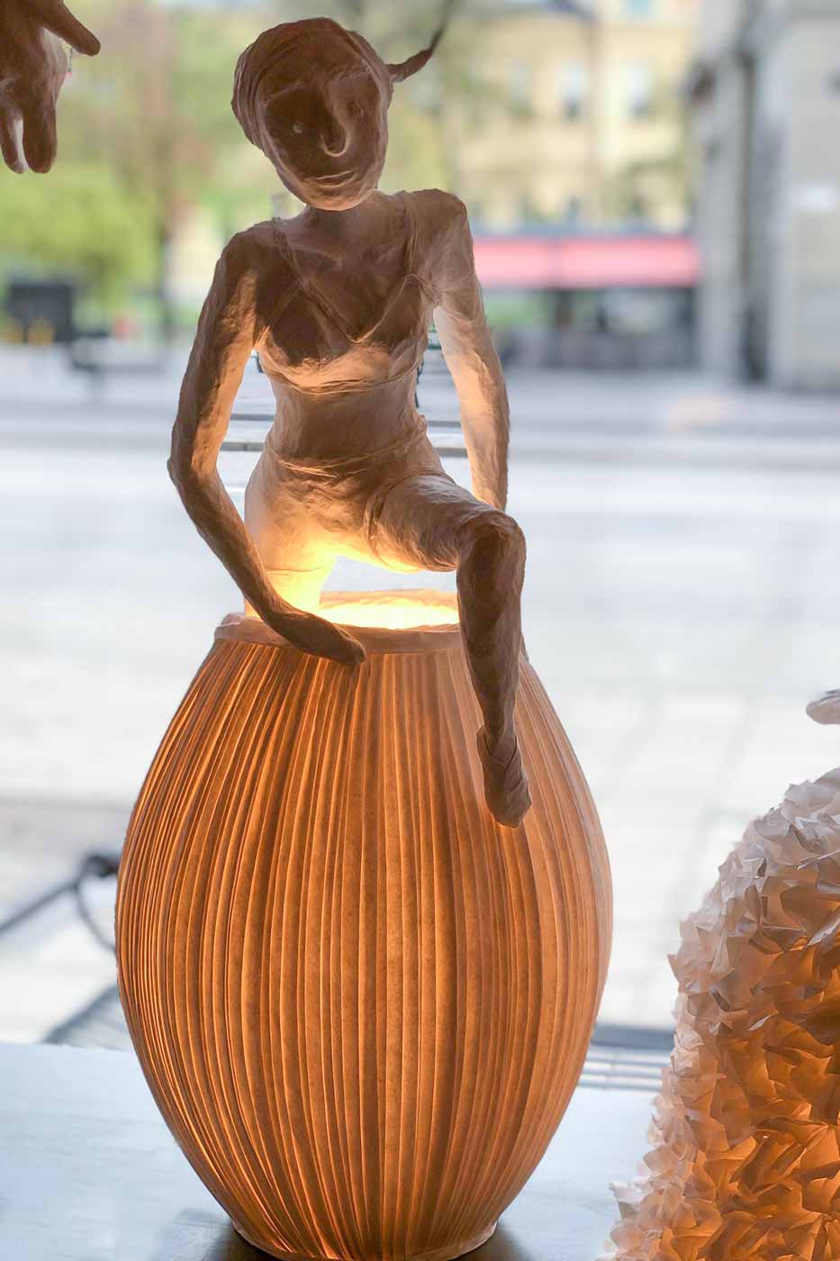 Bordslampa Papier-maché Mademoiselle de sa robe