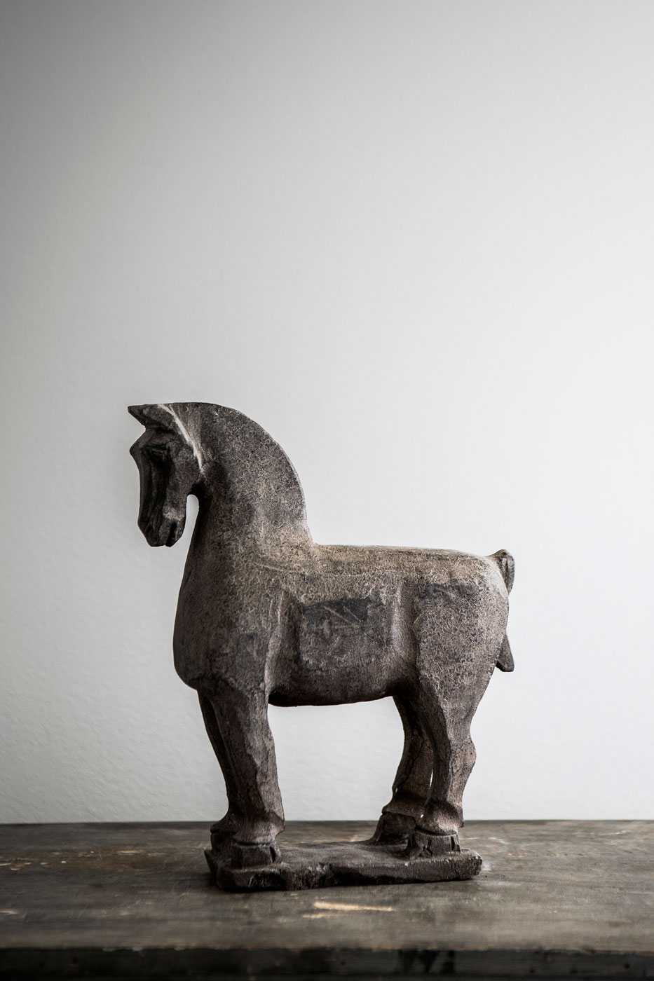 Skulptur häst i sten