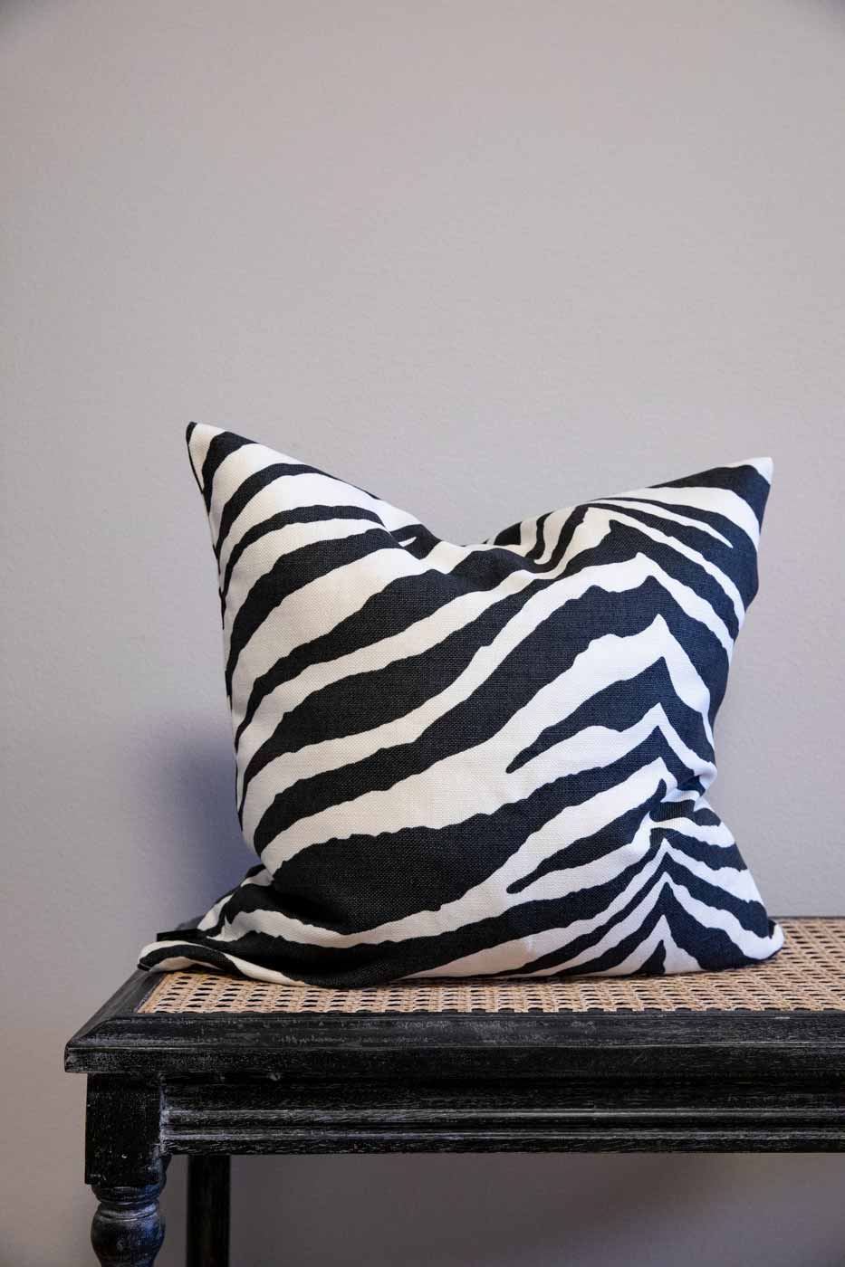 Kuddfodral Zebra 50x50 svart