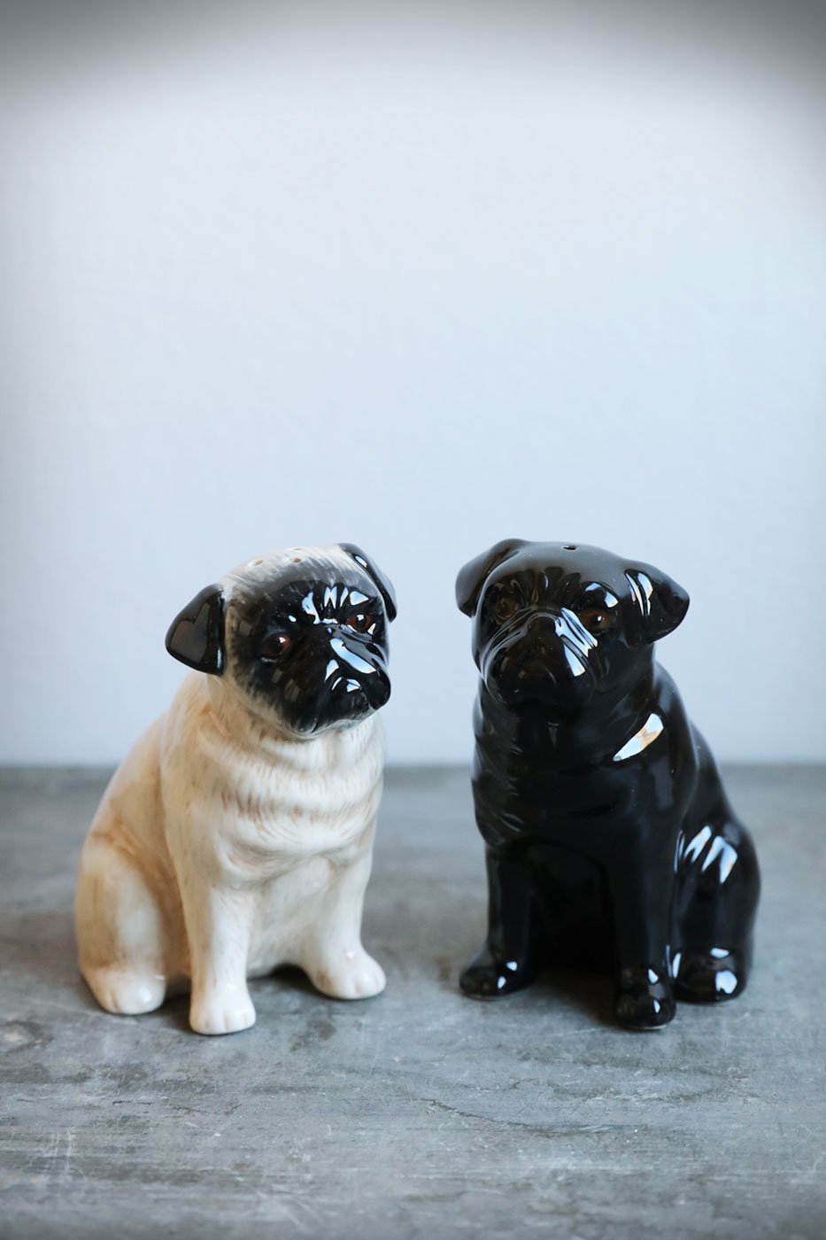 Salt- och pepparkar Mops beige svart